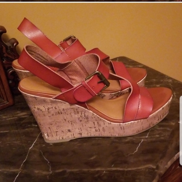 Wedge Heels - Picture 2 of 6